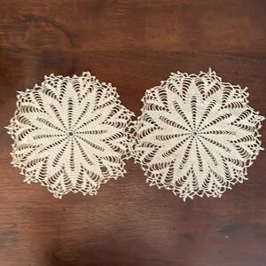 Set of two vintage round doilies